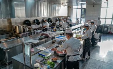 大廠年輕人涌向餐飲與垂釣 從996到生活新選擇